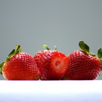 草莓甜瓜一起种 致富更轻松